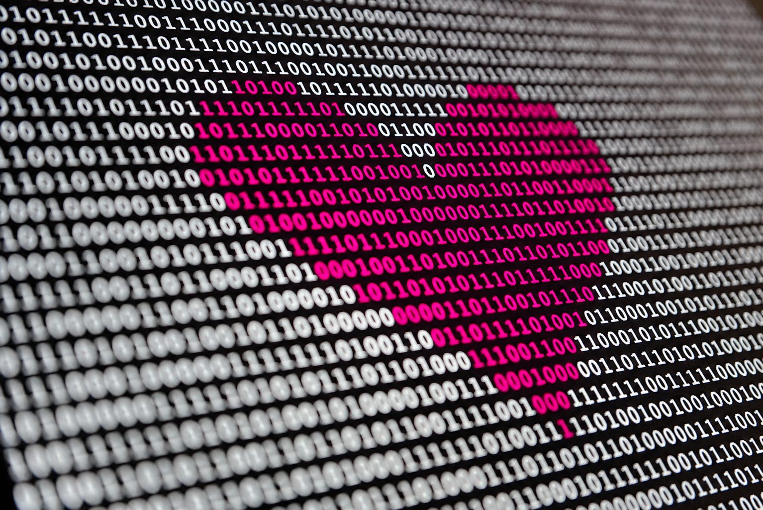 Aus Nullen und Einsen gebildetes Herz in Magenta – Sinnbild für datengetriebene Beratung („Data Lover“)